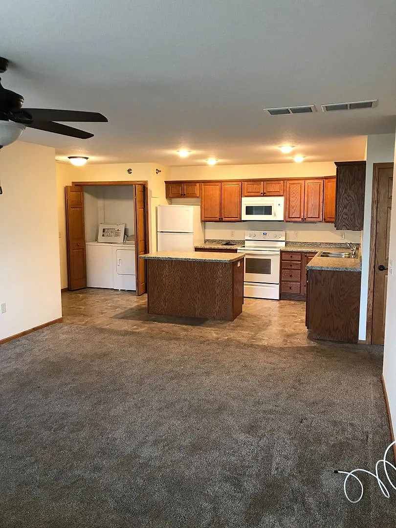 1958 Cypress Court NE — Photo 2