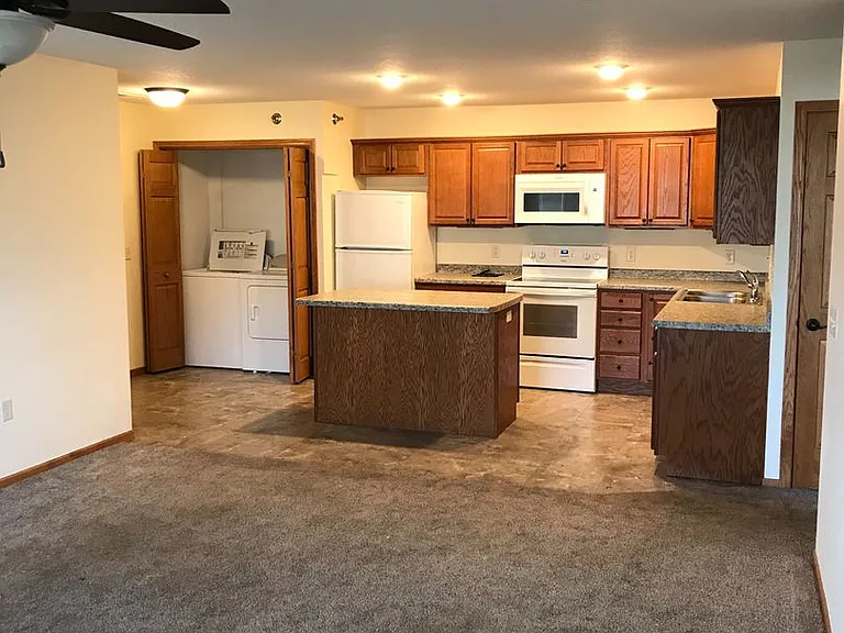 1958 Cypress Ct NE — Photo 2