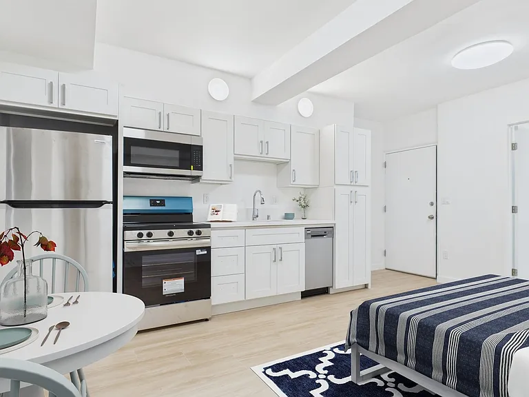 Rexford Drive Apartments — Photo 33