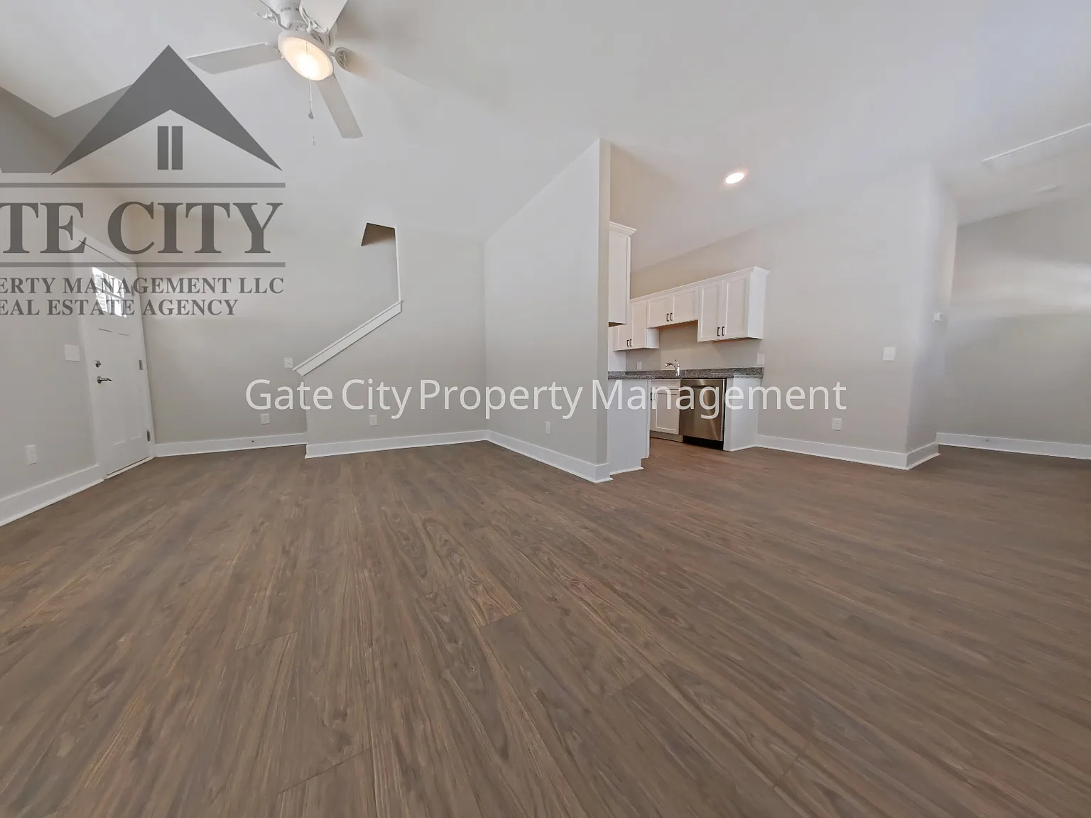 3 bed, 10 sqft, $1,600 — Photo 4