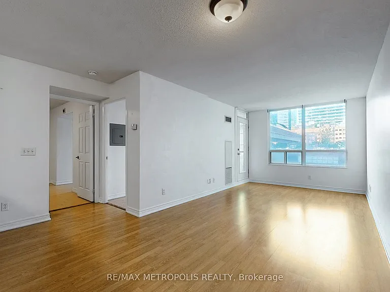 30 Grand Trunk Cres #502 — Photo 5