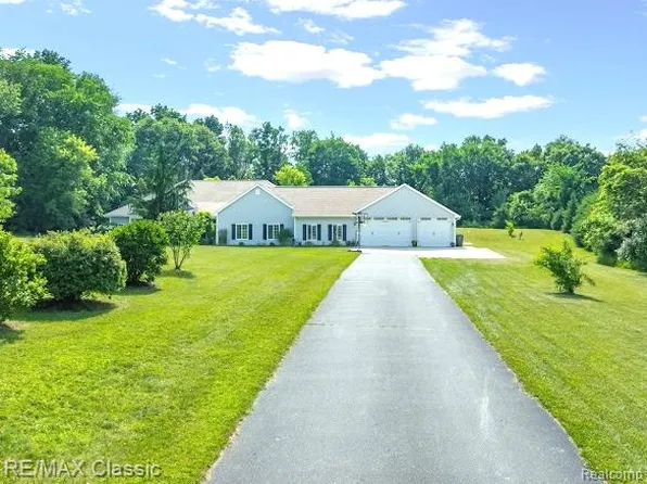 1318 Gray Haven Ln, Brighton, MI 48114