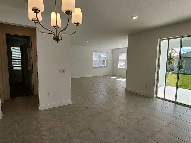 19050 Blueleaf St — Photo 2