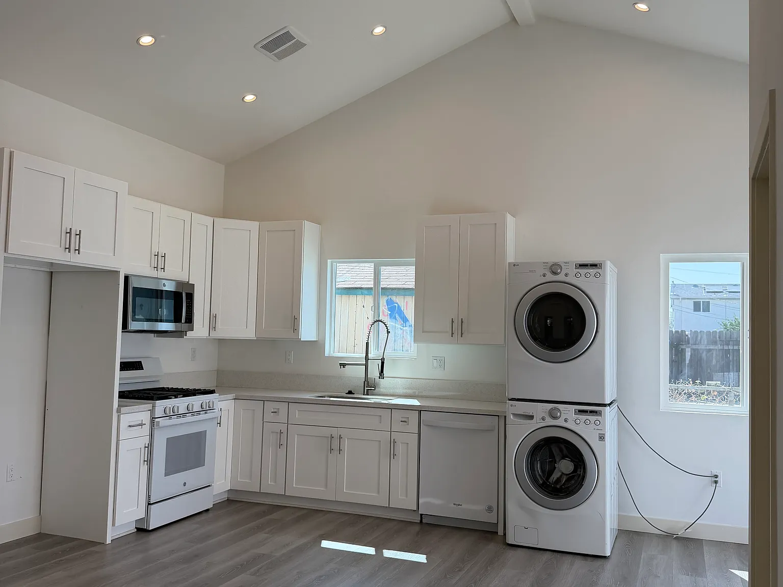 2 bed, 600 sqft, $2,500 — Photo 1