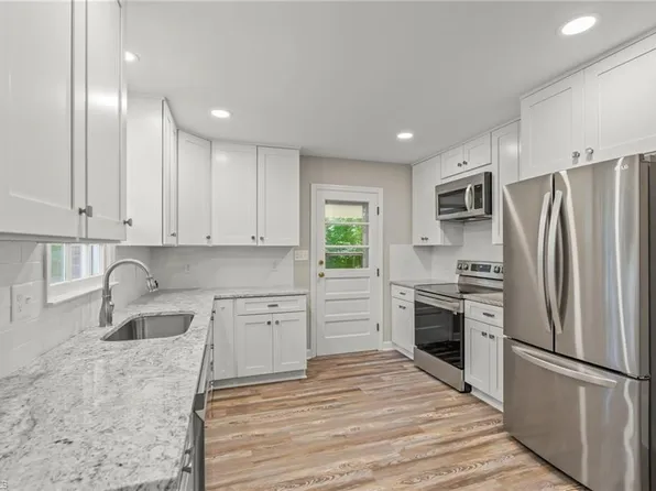 207 Leland Dr, Winston Salem, NC 27106