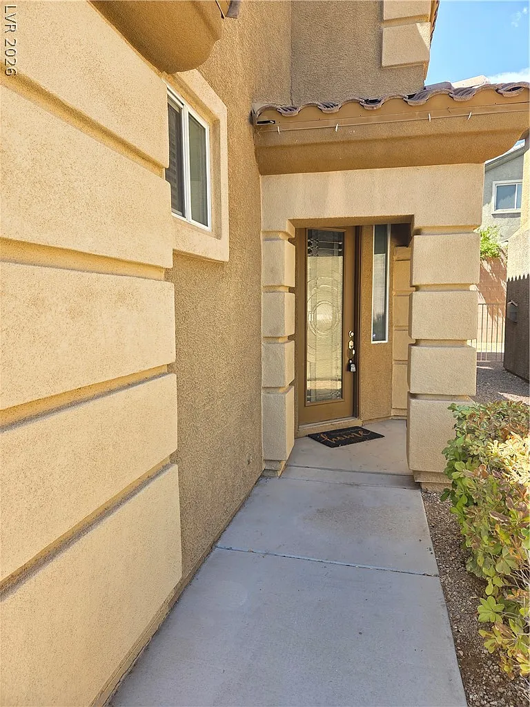 4 bed, 2.5 bath, 2405 sqft, $2,250 — Photo 2