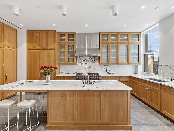 4th image of 555 W End Ave APT 6W