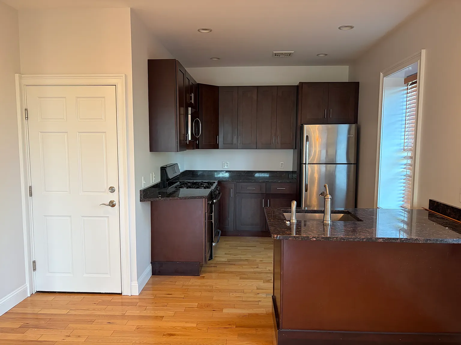 2 bed, 1200 sqft, $1,900 — Photo 4
