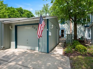 205 Edgewater Dr, Bloomingdale, IL