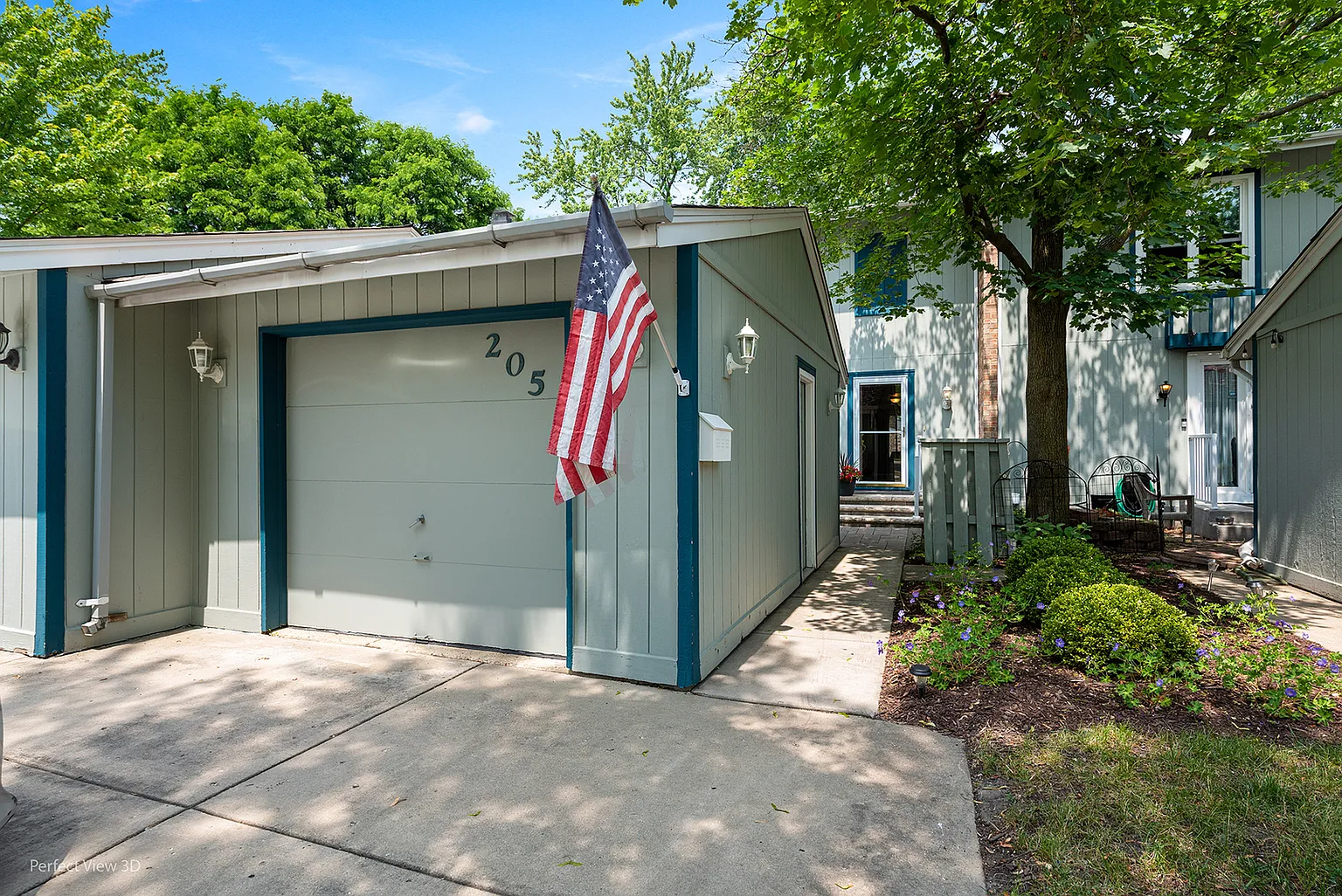 205 Edgewater Dr photo 1