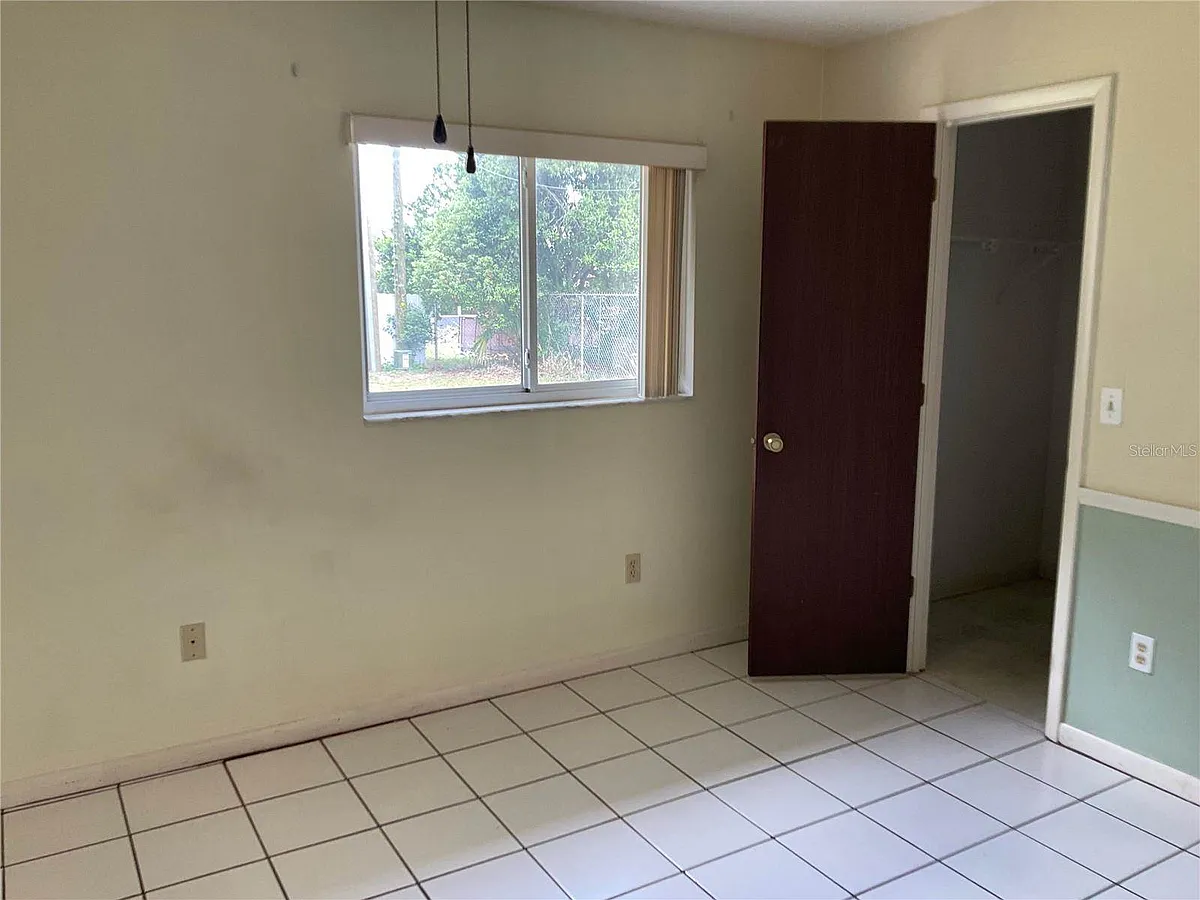 Building Photo - 1073 W Embassy Dr
