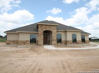 101 Chrysa Dr, Floresville, TX 78114