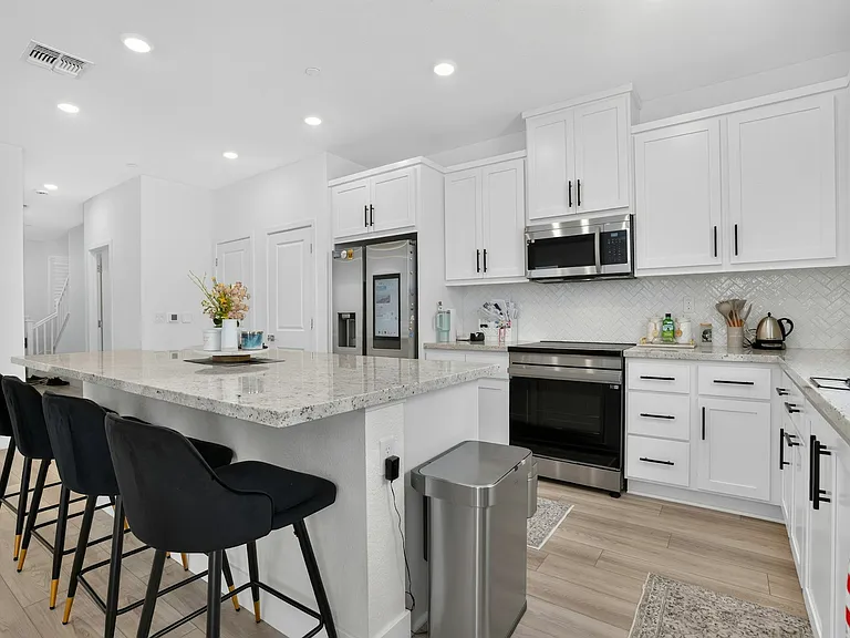 486 N Cloverdale Pl — Photo 3
