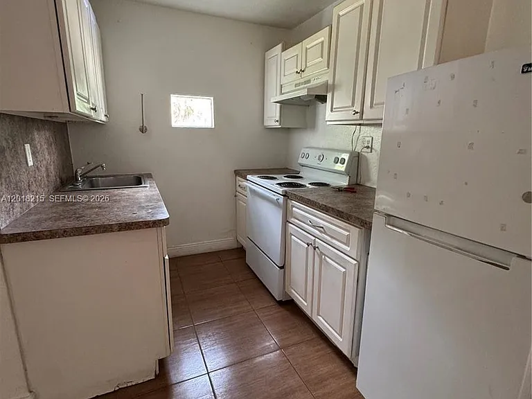410 N 58th Ave — Photo 2