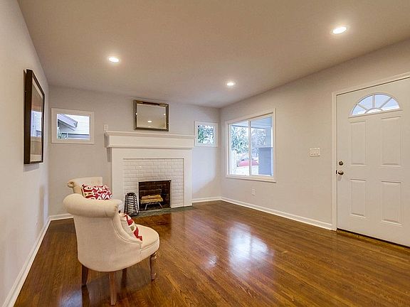 4th image of 3049 E St