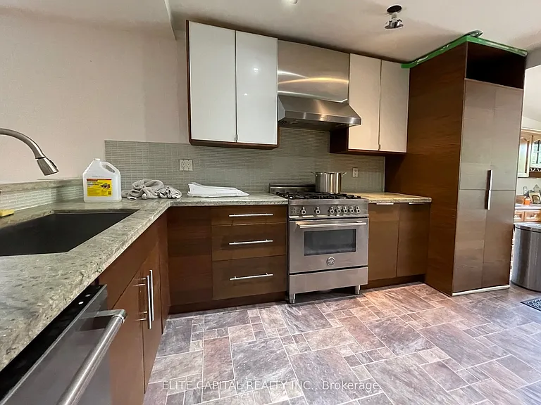 633 Christie St #UPPER — Photo 2