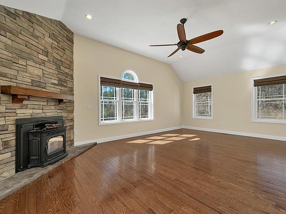 4th image of 142 Worcester Road