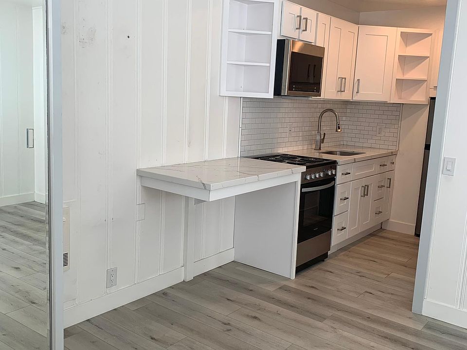 Kitchen with peninsula for seating.