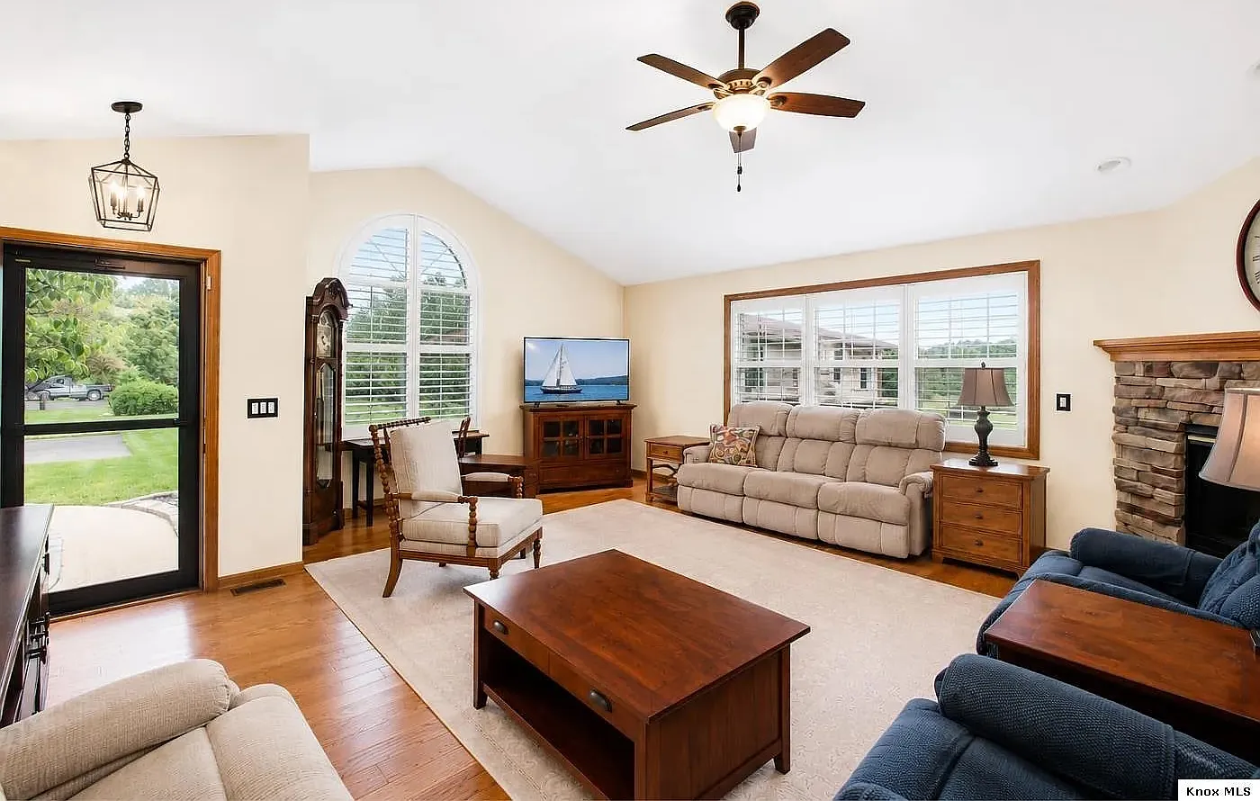 4 bed, 3115 sqft, $3,750 — Photo 1