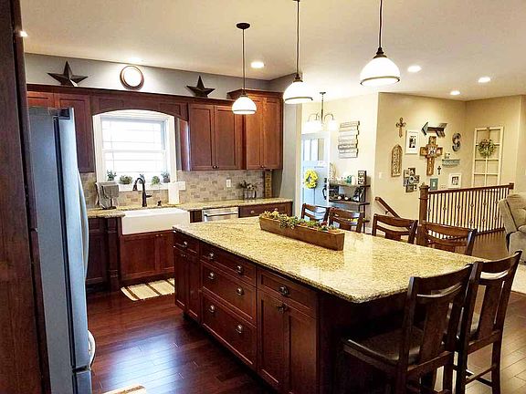 Kitchen w/ 4'x8' island