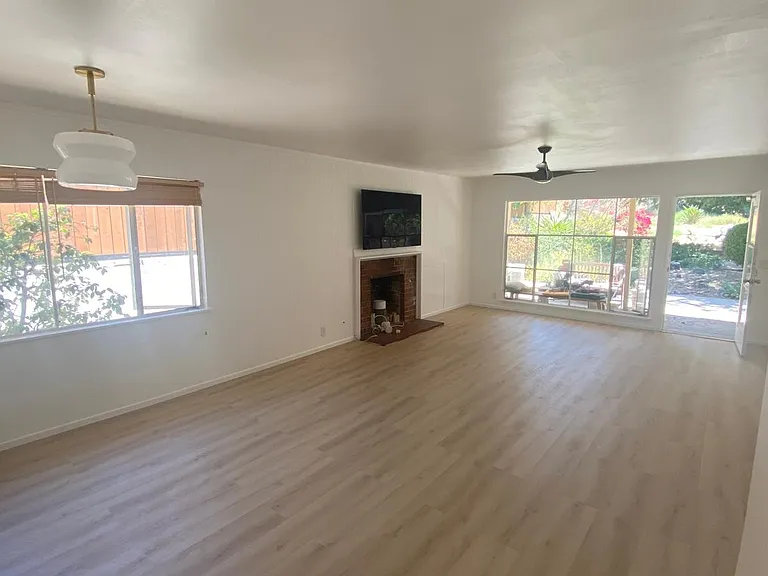 2216 N Indiana Ave — Photo 7