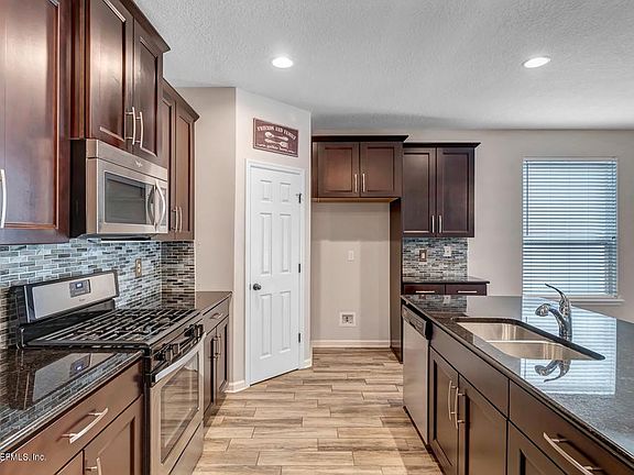 4th image of 443 Captiva Dr