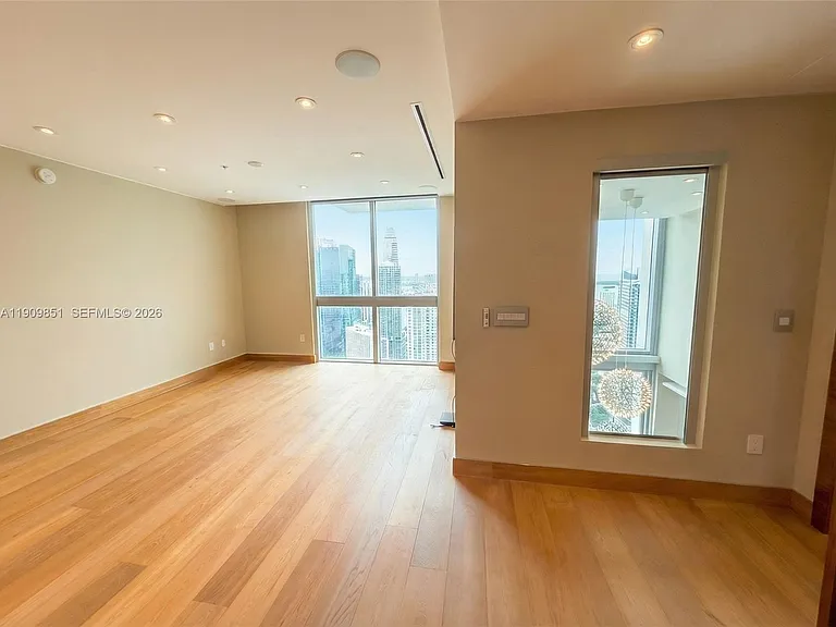 92 SW 3rd St #Penthouse 5213 — Photo 17