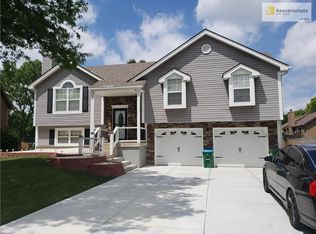 1104 SE Granada Ct, Lees Summit, MO 64081