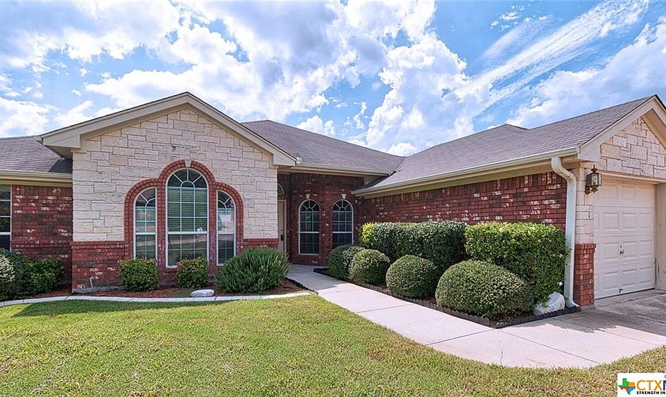 1st image of 402 Wrought Iron Dr