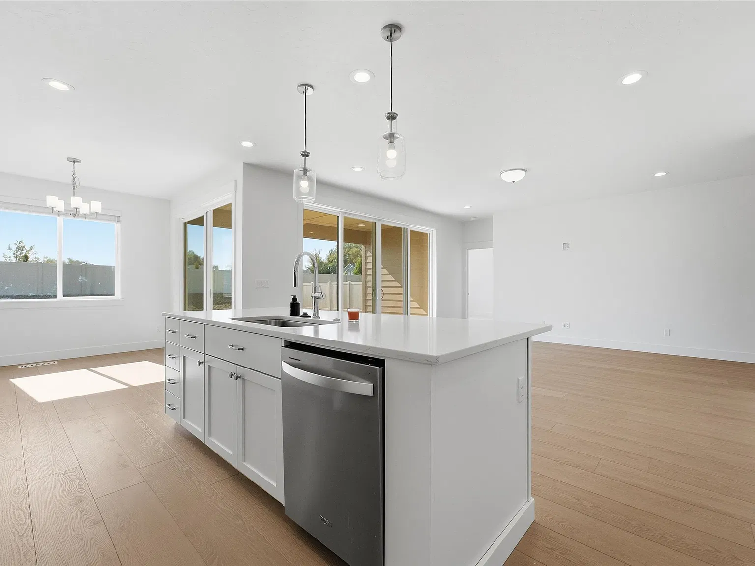 3 bed, 1558 sqft, $2,650 — Photo 4
