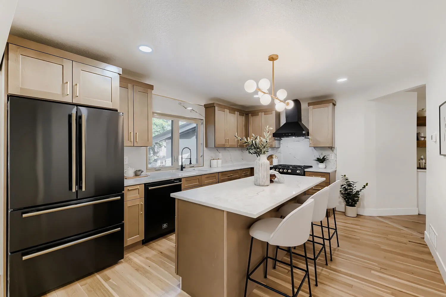 5 bed, 3580 sqft, $8,250 — Photo 2