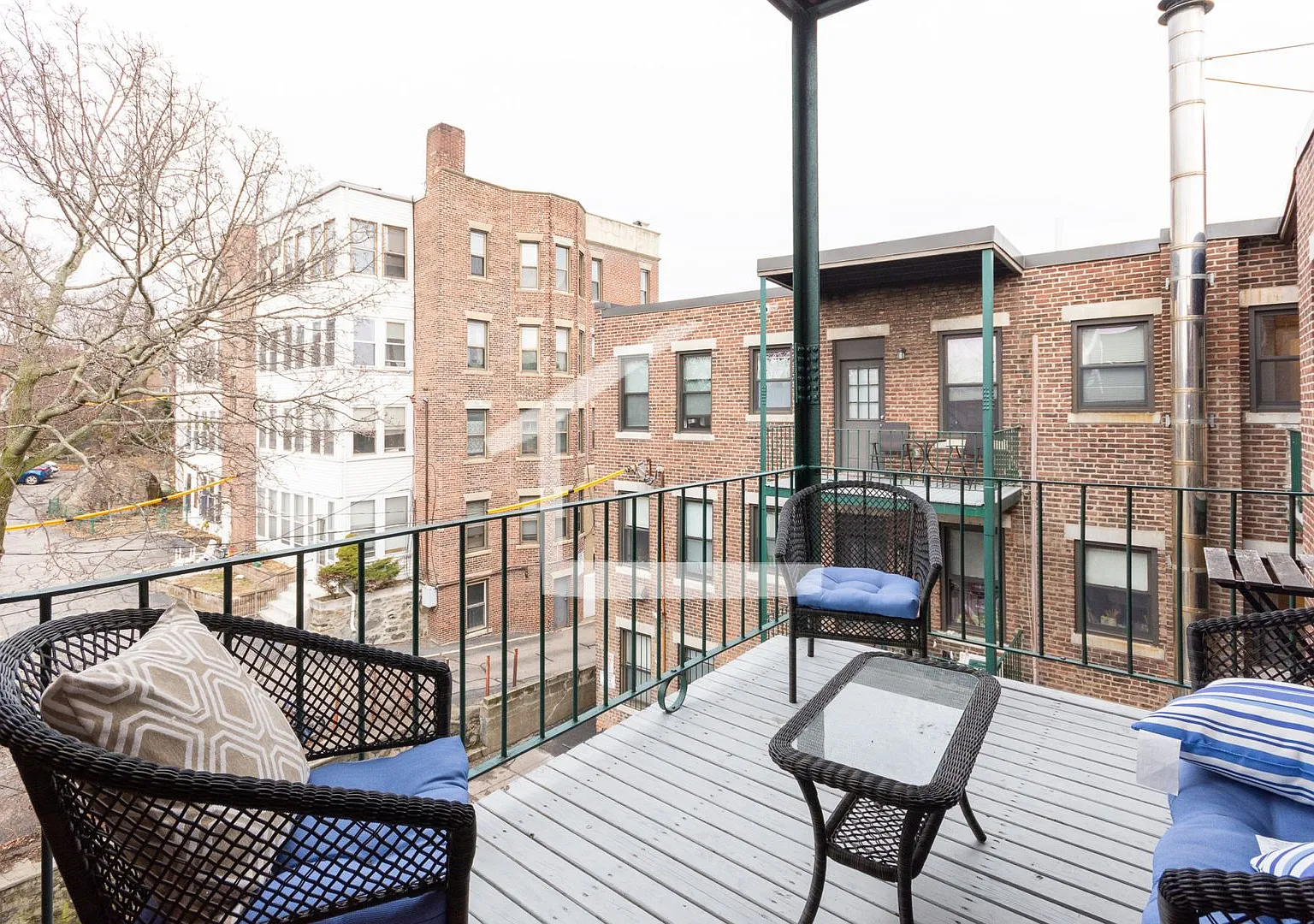 Large Sunny 4 bed with Porch — Photo 1
