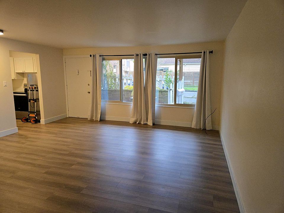 Spacious living room with big windows & lots of light