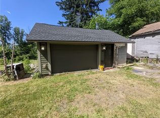 9951 Mountain Rd, Middleport, NY 14105