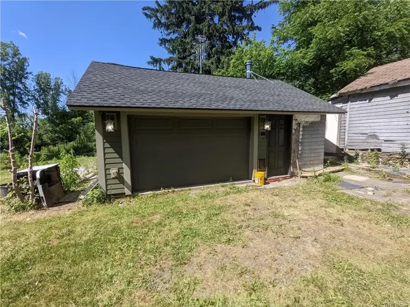 9951 Mountain Rd, Middleport, NY 14105
