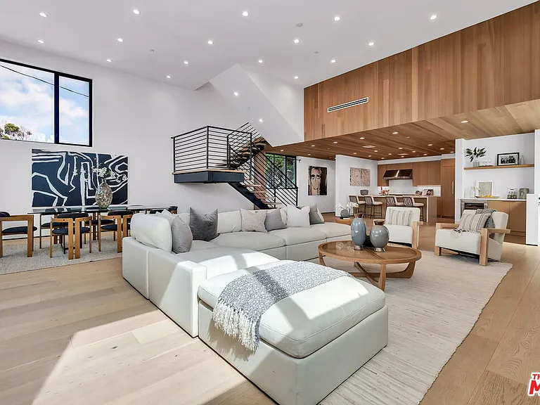 611 Broadway St — Photo 12