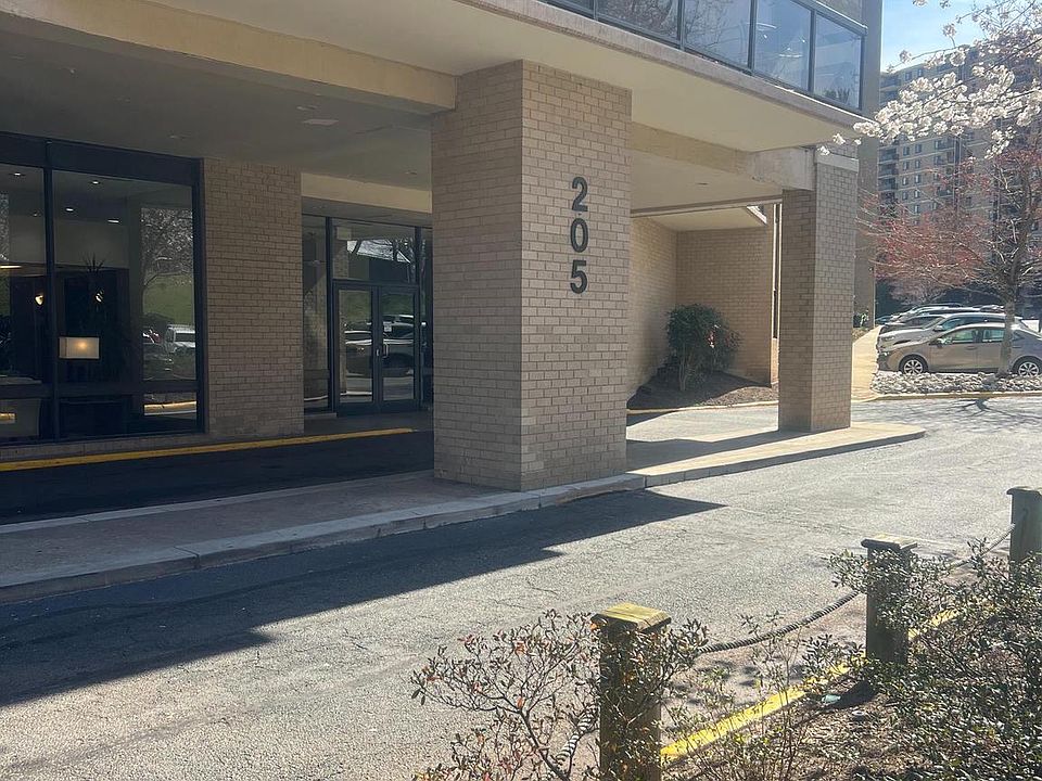 1st image of 205 Yoakum Pkwy Unit 406