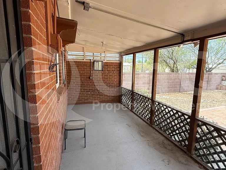 1305 E Water St — Photo 18