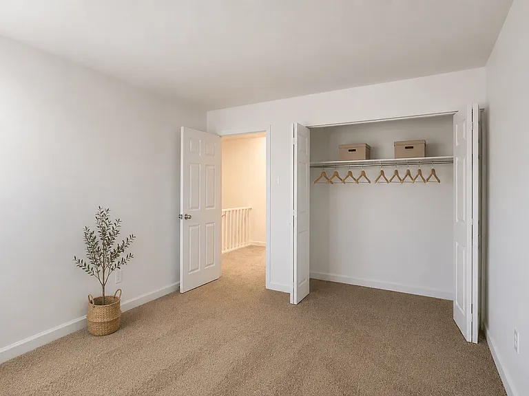 Hamilton Square Apartments — Photo 8