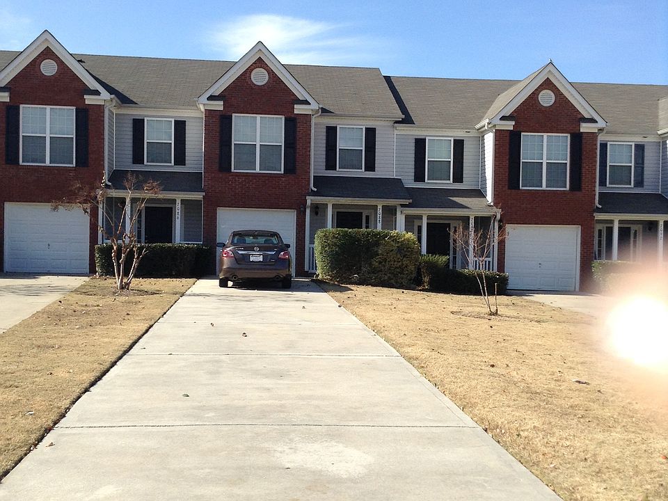 FRONT/EXTRA LONG DRIVE WAY 6 CAR PARKING