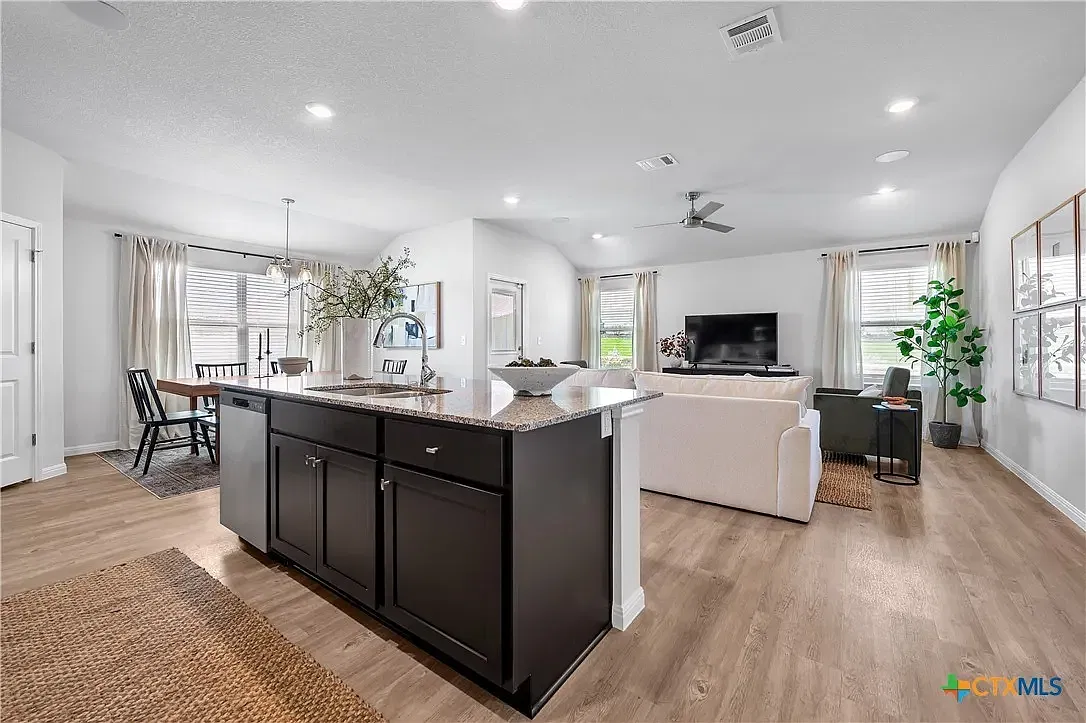 4 bed, 2117 sqft, $1,850 — Photo 4