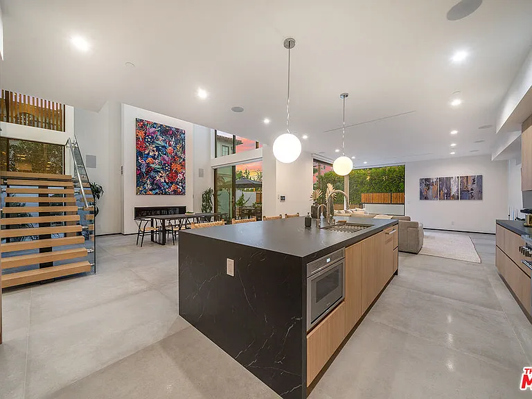 200 N Doheny Dr — Photo 6