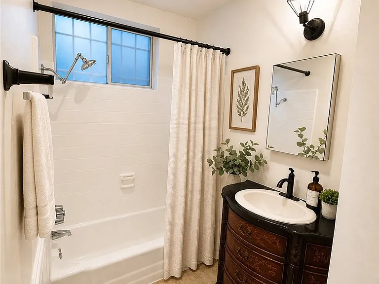 218 E Hyde Park Blvd — Photo 4