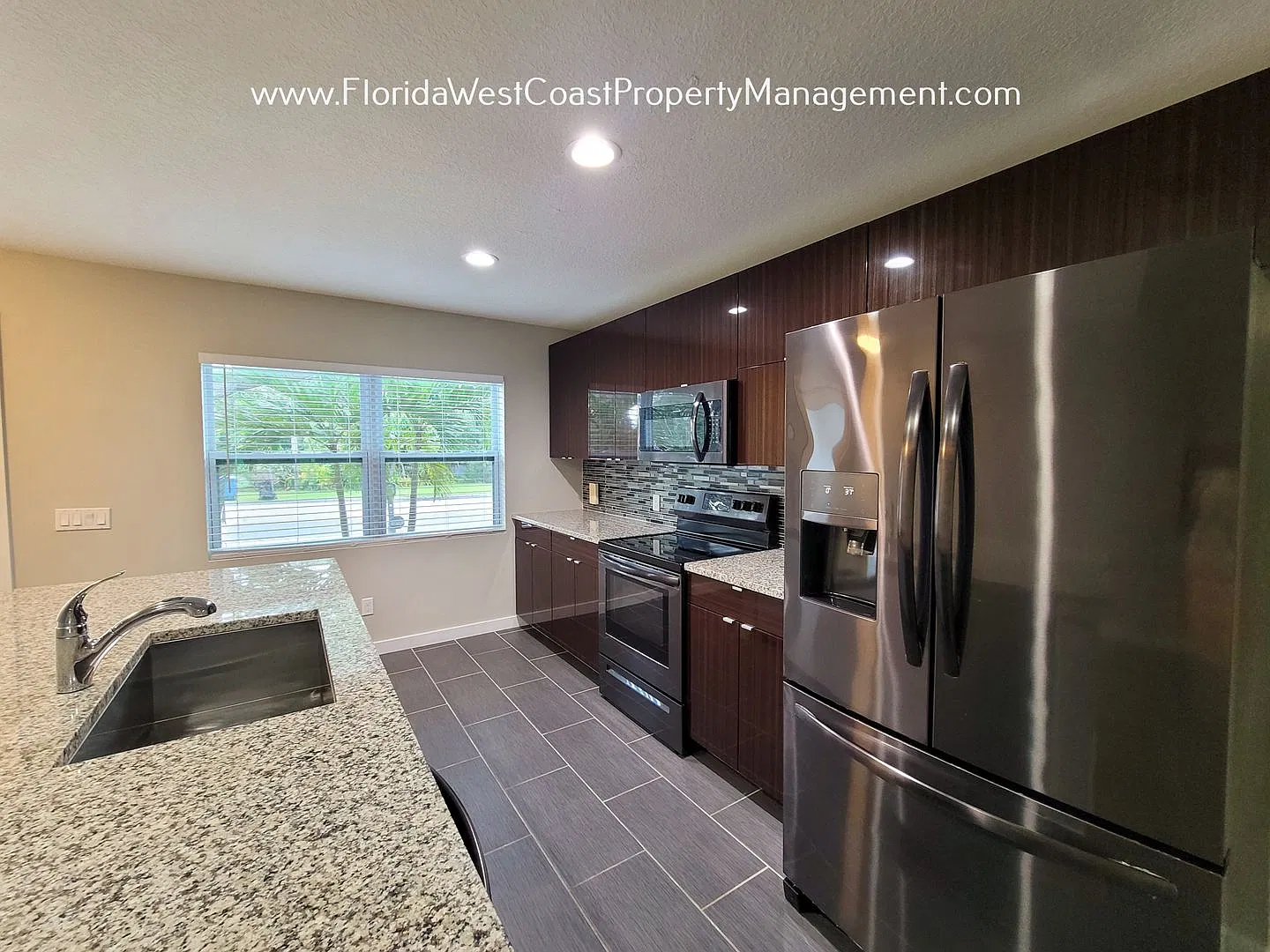 Modern 3 Bedroom Sarasota Home With Super Location! Fenced Yard! Pre Leasing For December! — Photo 2
