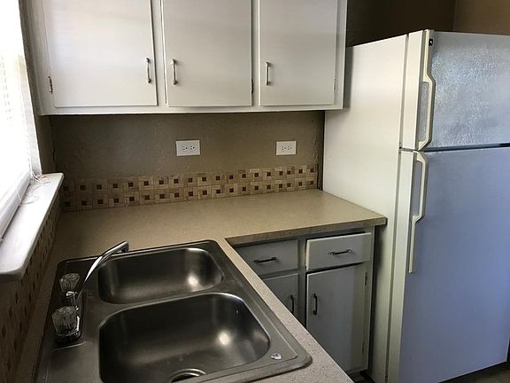 3rd image of 734 Sutton Dr