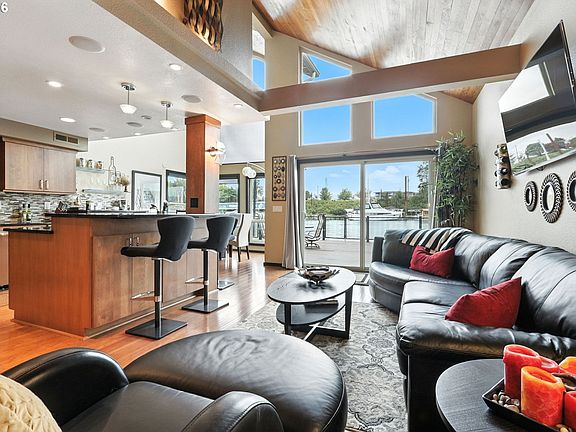 5th image of 331 NE Bridgeton Rd Slip 10