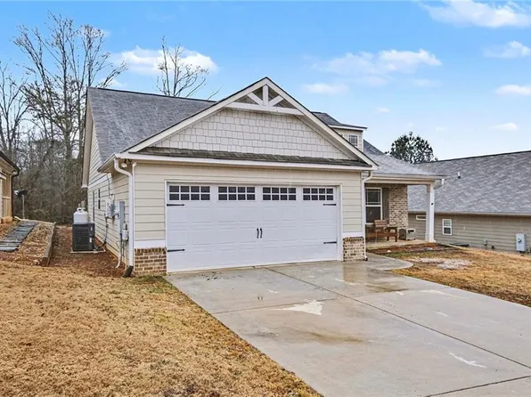 114 Sugar Creek Dr, Cornelia, GA 30531