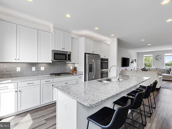 3rd image of 6728 Upland Manor Dr