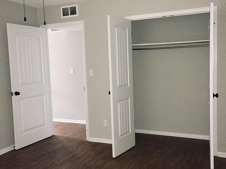 Essex Square Apartments — Photo 27