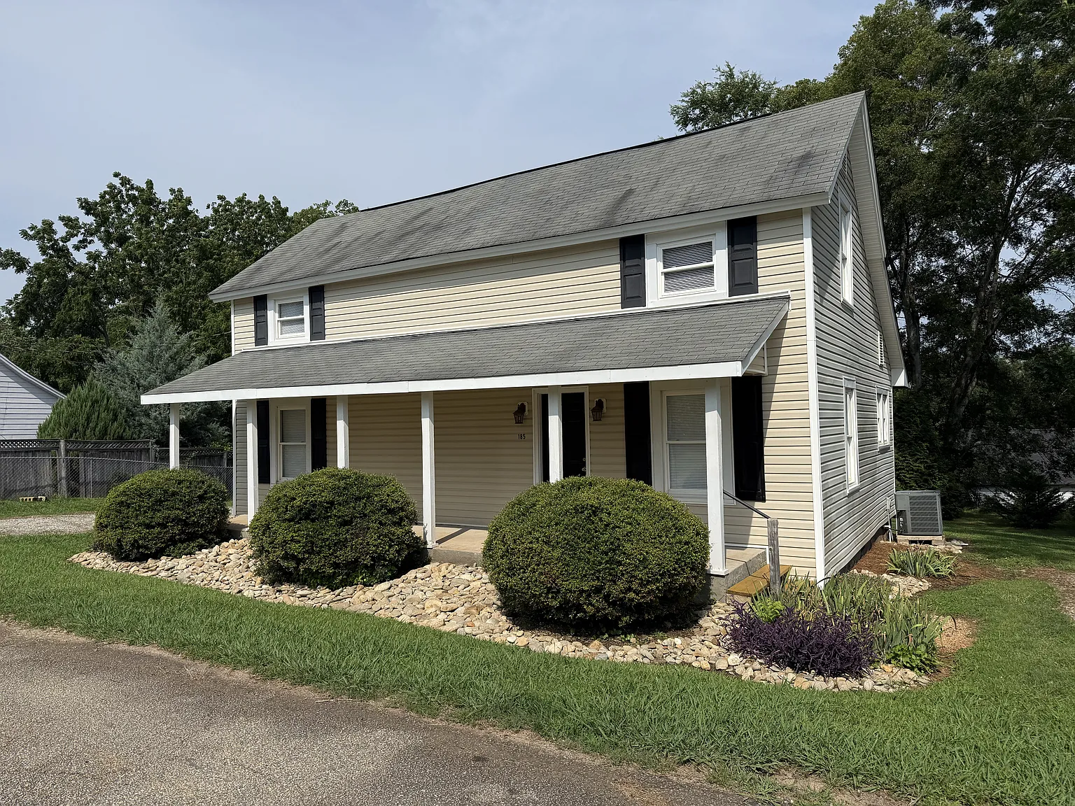 3 bed, 1282 sqft, $1,600 — Photo 1